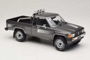 Toyota Hilux N50 Xtra Cab 4x4 Szürke Metál KK-Scale 1:18 KKDC181563 Fém – 4. kép a 6-ből