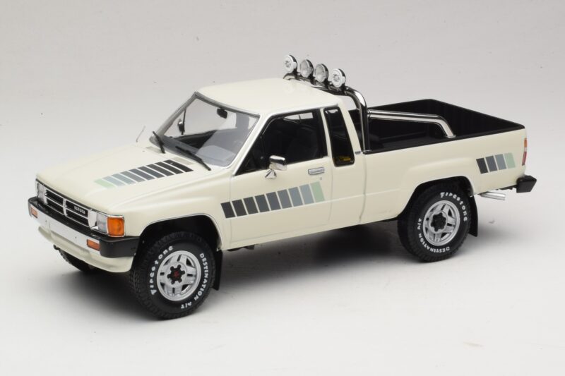 Toyota Hilux N50 Xtra Cab 4x4 Fehér KK-Scale 1:18 KKDC181564 Fém