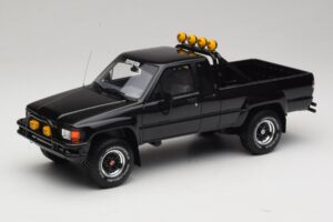 Toyota Hilux N60 SR5 Back to the Future II Fényes Fekete Otto 1:18 OT481 Gyanta