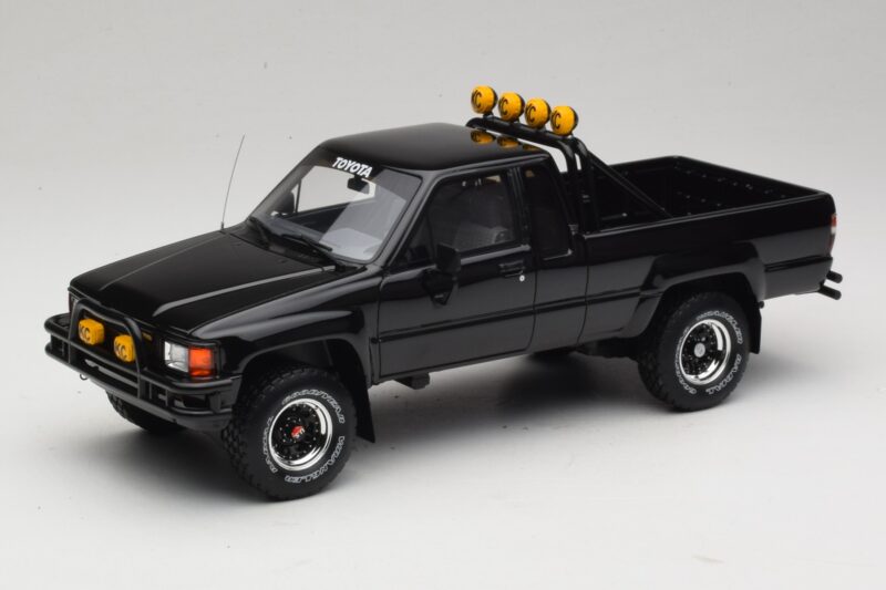 Toyota Hilux N60 SR5 Back to the Future II Fényes Fekete Otto 1:18 OT481 Gyanta