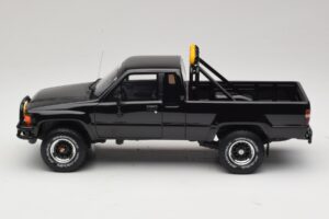 Toyota Hilux N60 SR5 Back to the Future II Fényes Fekete Otto 1:18 OT481 Gyanta – 3. kép a 6-ből