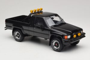 Toyota Hilux N60 SR5 Back to the Future II Fényes Fekete Otto 1:18 OT481 Gyanta – 4. kép a 6-ből