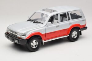 Toyota Land Cruiser J80 Ezüst Piros Road Legends 1:18 92098 Fém