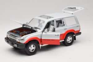 Toyota Land Cruiser J80 Ezüst Piros Road Legends 1:18 92098 Fém – 2. kép a 8-ből