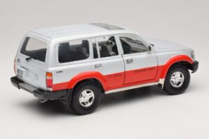 Toyota Land Cruiser J80 Ezüst Piros Road Legends 1:18 92098 Fém – 3. kép a 8-ből
