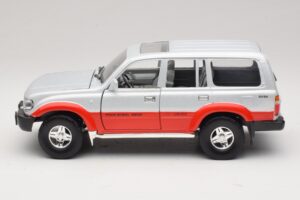 Toyota Land Cruiser J80 Ezüst Piros Road Legends 1:18 92098 Fém – 4. kép a 8-ből