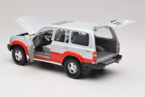 Toyota Land Cruiser J80 Ezüst Piros Road Legends 1:18 92098 Fém – 5. kép a 8-ből