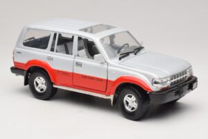 Toyota Land Cruiser J80 Ezüst Piros Road Legends 1:18 92098 Fém – 6. kép a 8-ből