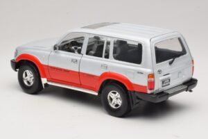 Toyota Land Cruiser J80 Ezüst Piros Road Legends 1:18 92098 Fém – 7. kép a 8-ből