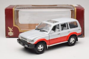 Toyota Land Cruiser J80 Ezüst Piros Road Legends 1:18 92098 Fém – 8. kép a 8-ből