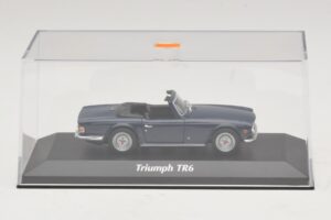Triumph TR6 Sötétkék Maxichamps 1:43 940132570 Fém – 4. kép a 5-ből