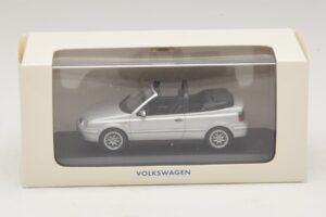 Volkswagen Golf Mk4 Kabrió Ezüst Kereskedői Kiadás Minichamps 1:43 GOLF004 Fém – 5. kép a 5-ből