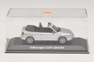 Volkswagen Golf Mk4 Kabrió Ezüst Maxichamps 1:43 940058331 Fém – 4. kép a 5-ből