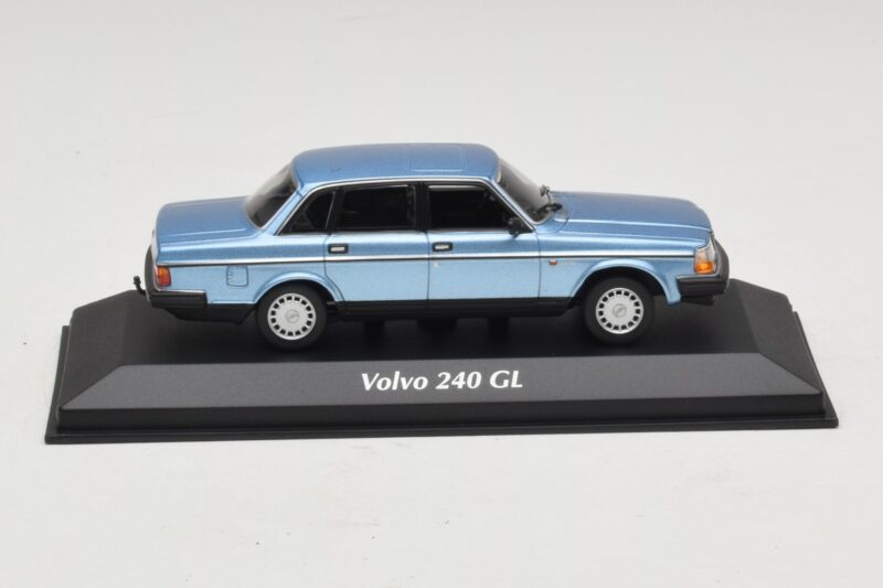 Volvo 240 GL Blue Metallic Maxichamps 1:43 Volvo 240 GL Blue Metallic Maxichamps 1:43 940171400 Diecast