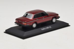 Volvo 240 GL Dark Red Metallic Maxichamps 1:43 940171401 Diecast – 2. kép a 5-ből