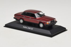 Volvo 240 GL Dark Red Metallic Maxichamps 1:43 940171401 Diecast – 3. kép a 5-ből