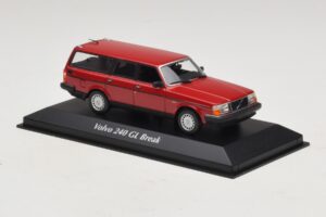 Volvo 240 GL Kombi Piros Maxichamps 1:43 940171410 Diecast – 3. kép a 5-ből